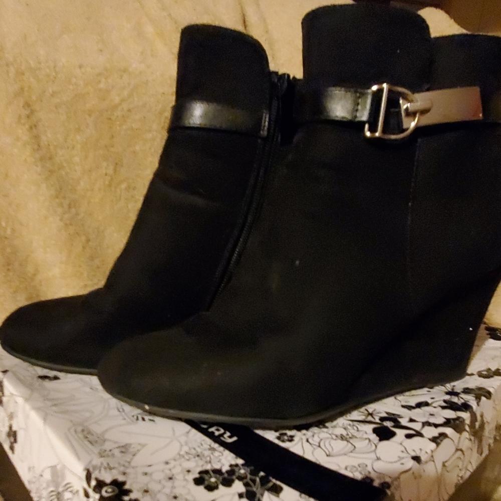 CL by Laundry Victoria Wedge Bl Suede Booties, 7M